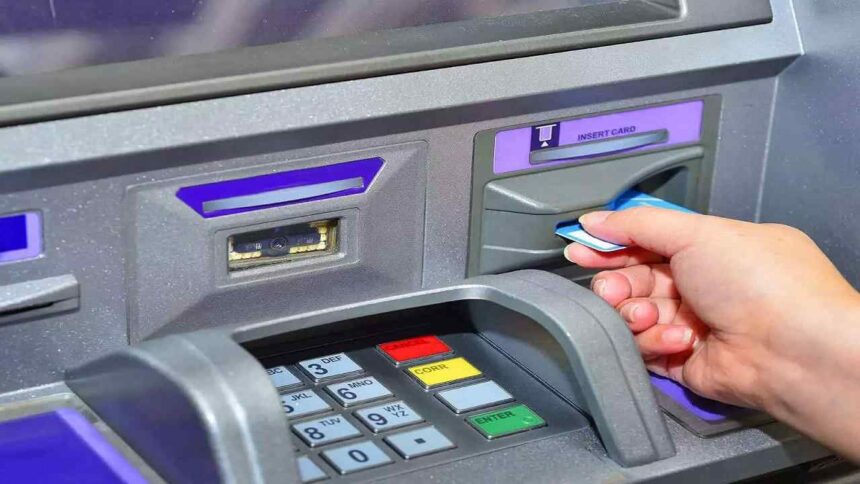 नागपुरात ATM मधून 5 पट जास्त रोकड निघाली, लोकांना 500 ऐवजी 2500 मिळाले, बातमी पसरताच लांबच लांब रांगा