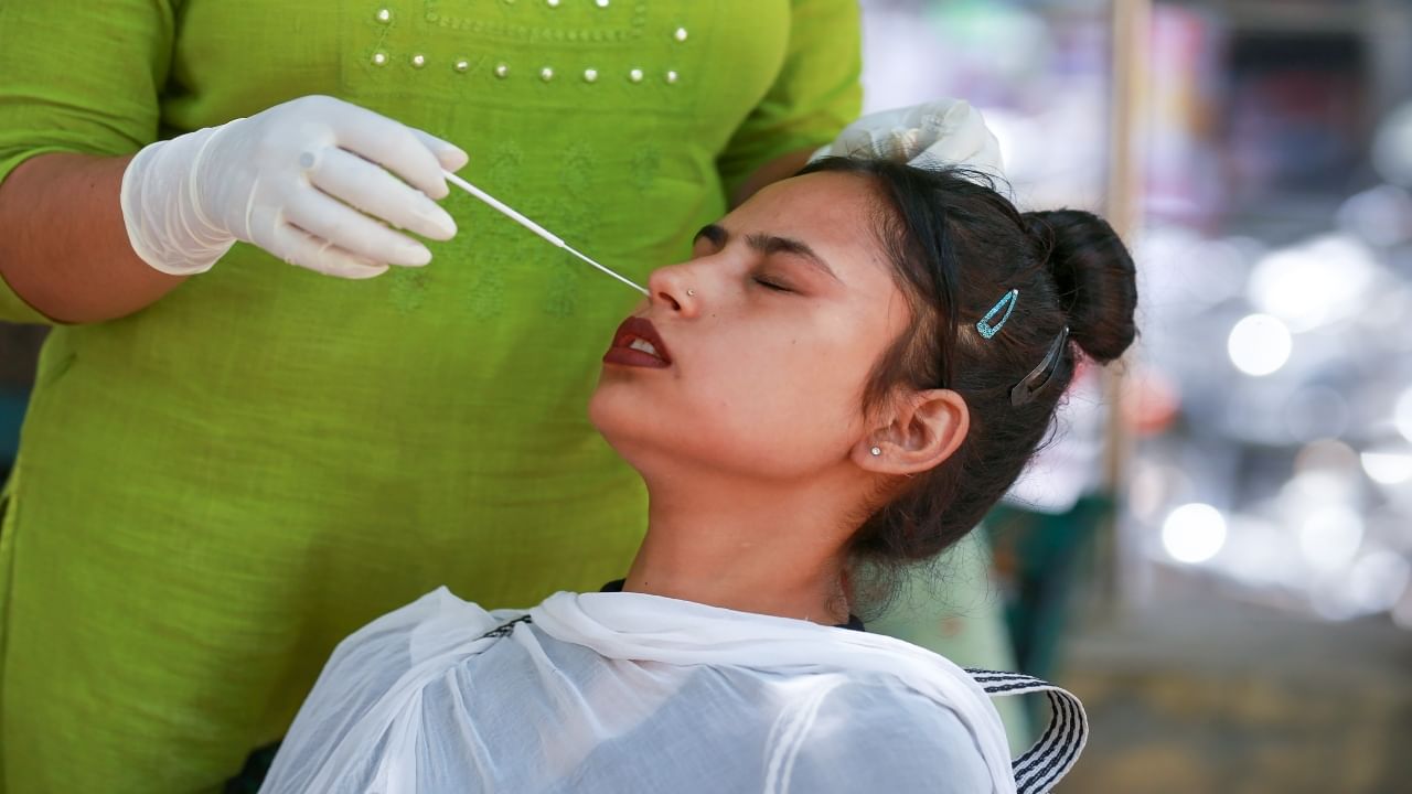 महाराष्ट्रात बेलगाम असलेल्या कोरोनाच्या वेगाला ब्रेक, सोमवारी 2 हजारांहून कमी रुग्ण आले, 774 बरे