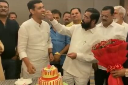 Maharashtra Politics: महाराष्ट्रातील राजकीय पेचप्रसंगाच्या पार्श्वभूमीवर बंडखोर आमदार एकनाथ शिंदे यांच्या वाढदिवसानिमित्त रेडिसन ब्लू हॉटेलमध्ये उपस्थित होते.