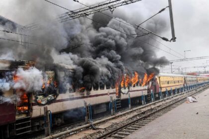 अग्निपथ निषेध: अग्निपथ योजनेच्या हिंसक आंदोलनाचा रेल्वेवर परिणाम, मुंबईत १८ गाड्या रद्द, आरपीएफ अलर्टवर