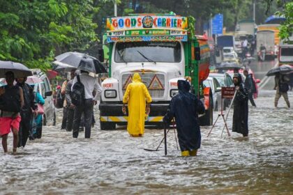 मुसळधार पावसामुळे महाराष्ट्र संकटात सापडला आहे, रस्त्यांचे झाले तलाव, घरांमध्ये पाणी घुसले, मुंबईतील अनेक भागात पूरसदृश परिस्थिती, ६५ जणांचा मृत्यू.