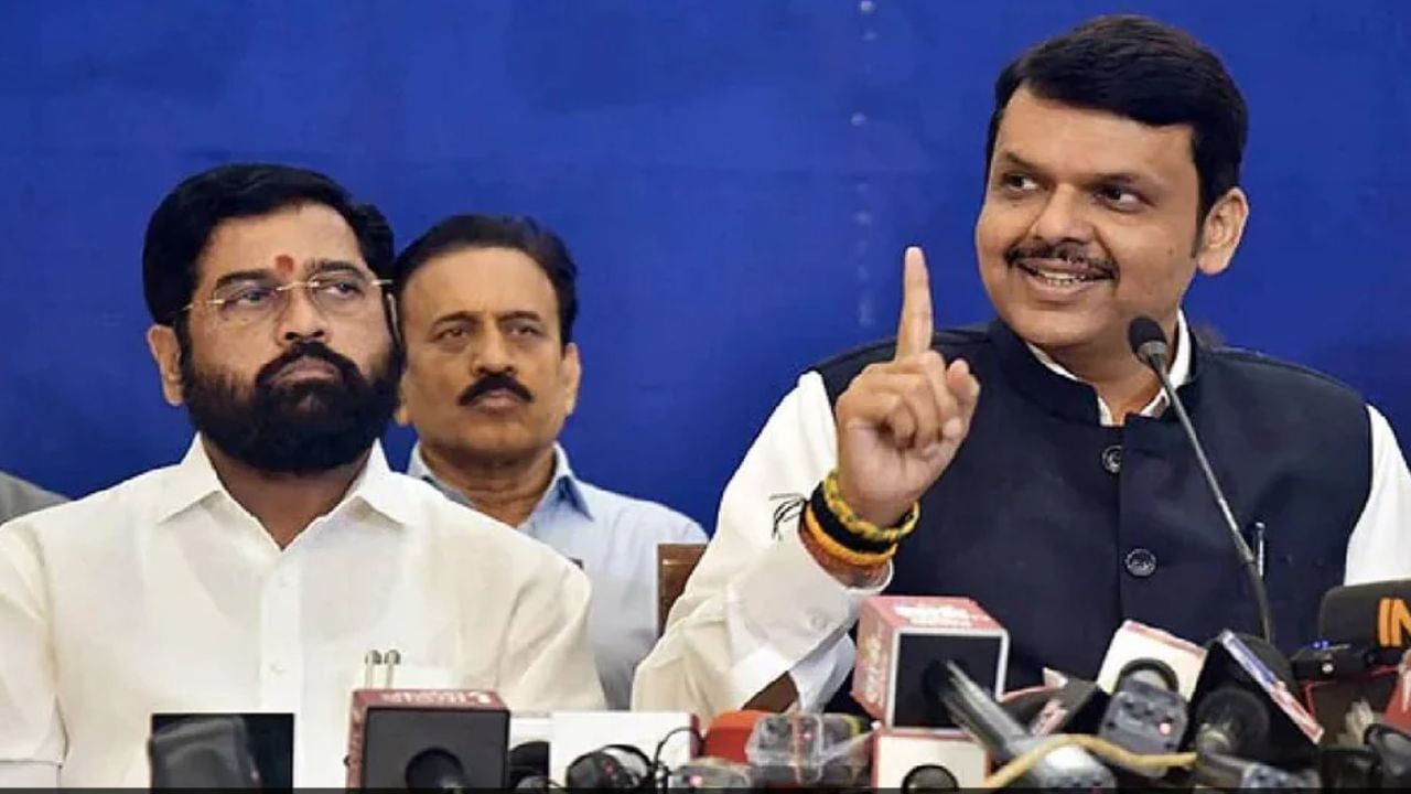 महाराष्ट्र : 'शिंदे-फडणवीस'च्या दुचाकी स्कूटरचे सरकार, हँडलमागे बसलेल्या व्यक्तीचा हात', पवारांच्या पक्षाने राष्ट्रवादीला घेरले