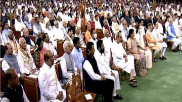 महाराष्ट्र: देवेंद्र फडणवीस भाजपमध्ये मोठे मोठेपणा दाखवतात!  राष्ट्रपती मुर्मू यांच्या शपथविधीवेळी पहिल्या रांगेत बसलेले उपमुख्यमंत्री