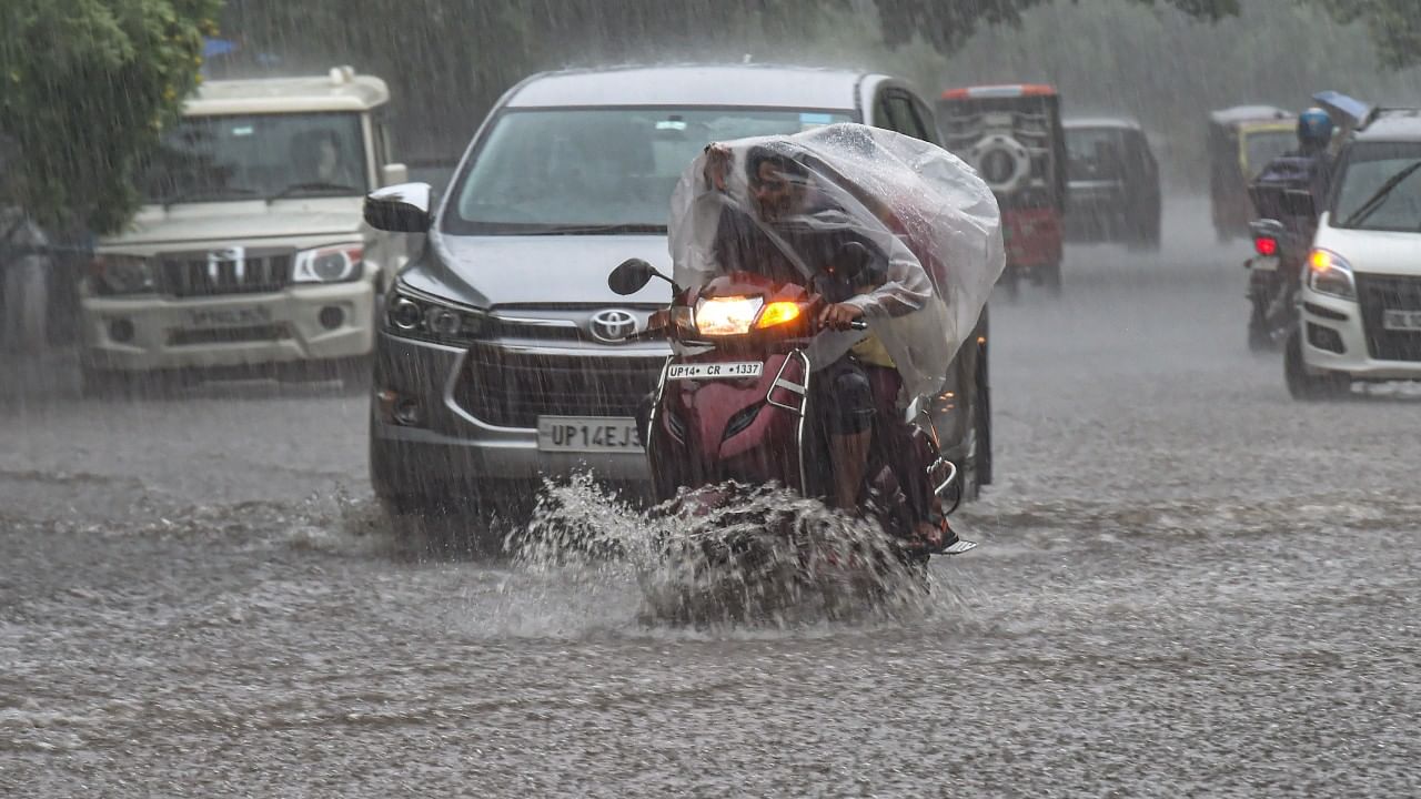 महाराष्ट्र हवामान: मुंबईला दिलासा, पण पश्चिम भागात मुसळधार पाऊस सुरू, जाणून घ्या आज कोणत्या जिल्ह्यांमध्ये बद्रा पाऊस पडेल