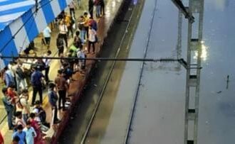 मुसळधार पावसामुळे मुंबई-ठाणे मध्य रेल्वेचे जनजीवन विस्कळीत झाले आहे